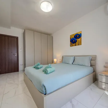 Fully Equipped One Bedroom In St Julians Apartment *